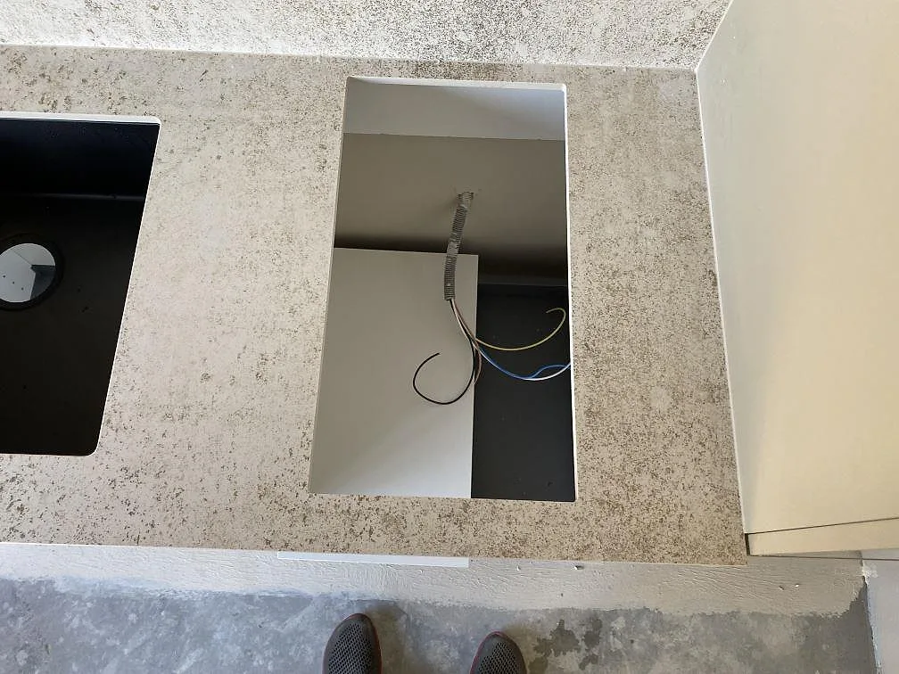 Detalj av förberett hällurtag i matt Dekton Nilium med ljus spräcklig yta i ett kök i Tygelsjö.