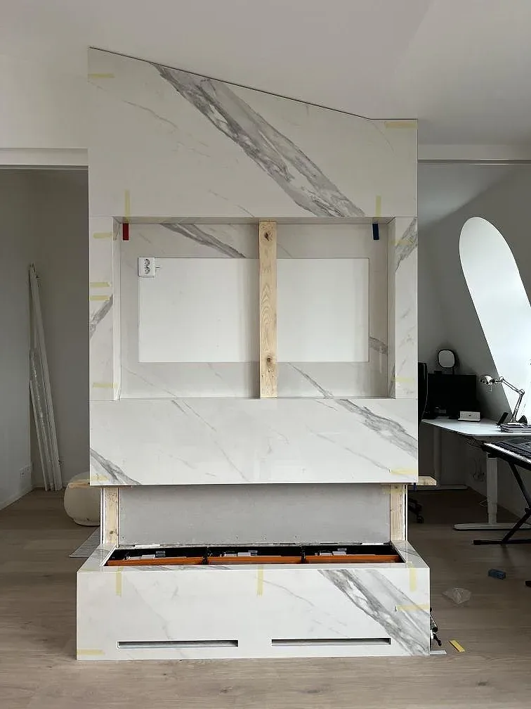 Dekton Olimpo köksbänkskiva monterad över öppna stommar med synligt urtag och dragning i ett kök i Göteborg.