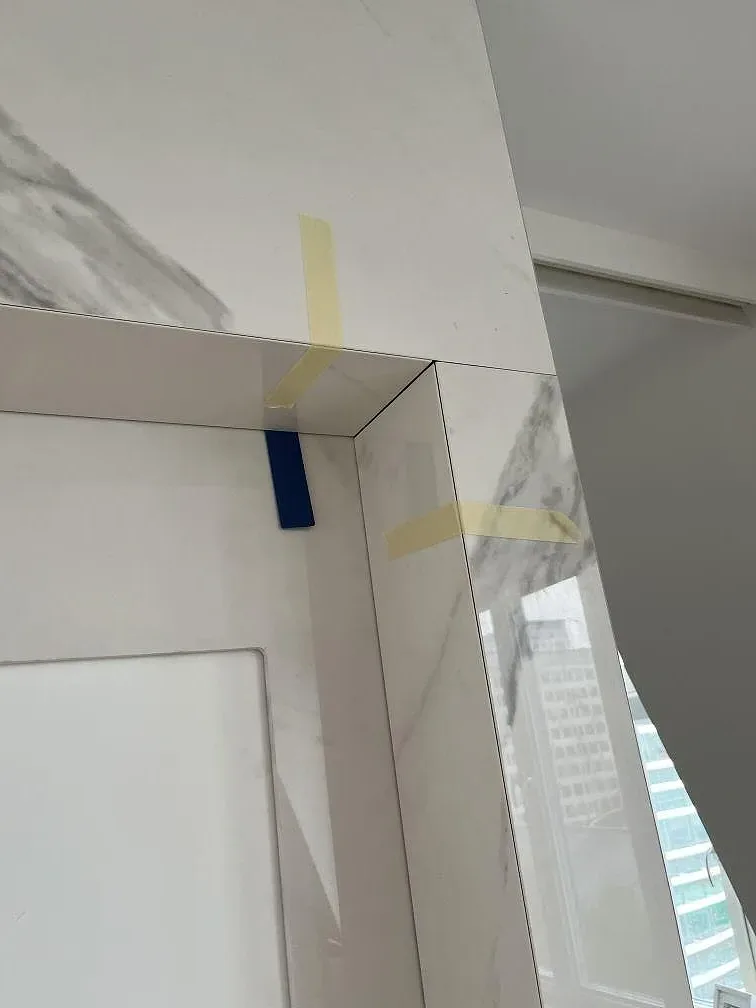Polerad Dekton Olimpo köksbänkskiva sedd ovanifrån med urtag för diskho och häll i ett kök under montering i Göteborg.