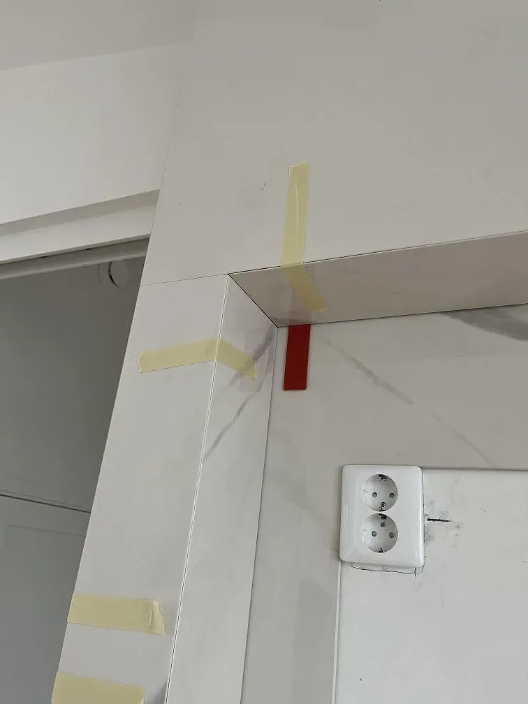 Närbild på gerad hörnfog i vit Dekton Olimpo med matchad ådring, polerad köksbänkskiva i Göteborg.