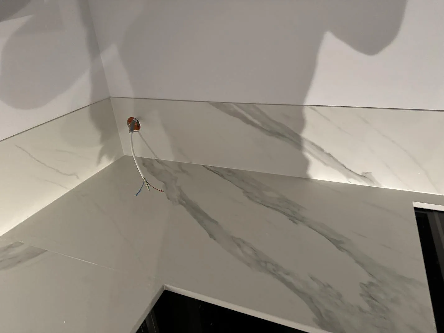 Köksbänkskiva och stänkskydd i matt Dekton Opera Velvet med grå ådring och synlig monteringsfas i Malmö.