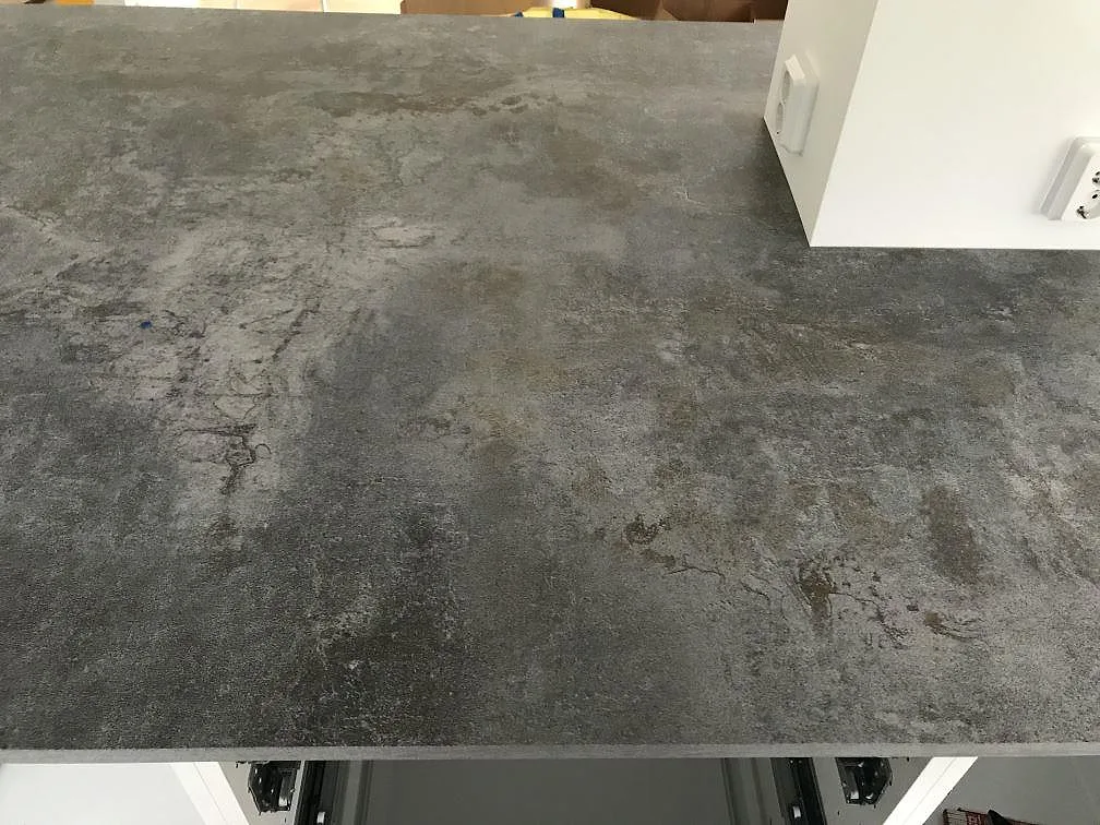 Köksbänkskiva i Dekton Orix sedd ovanifrån, matt keramik med mjuk grå ådring, i ett kök i Sävedalen.