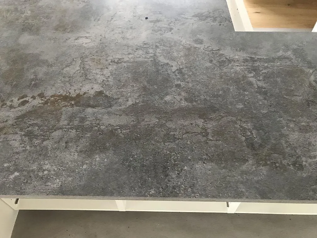 Närbild på ytan av en köksbänkskiva i Dekton Orix, matt mörkgrå keramik med naturlig melerad struktur, i Sävedalen.