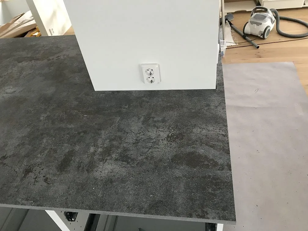 Köksbänkskiva i Dekton Orix med eluttag, matt mörk betongliknande keramik, monterad i ett kök i Sävedalen.