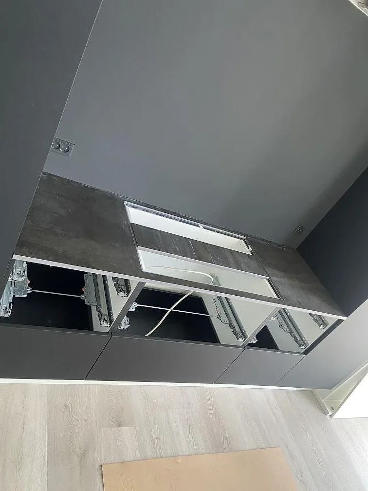 Matt köksbänkskiva i Dekton Radium med rektangulärt urtag och öppna köksstommar i Bramming.