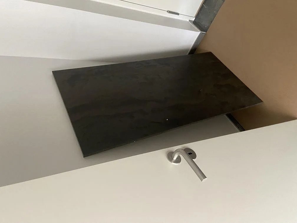 Detalj av matt Dekton Radium som mörk keramisk bänkskiva intill ljusa köksytor i Bramming.