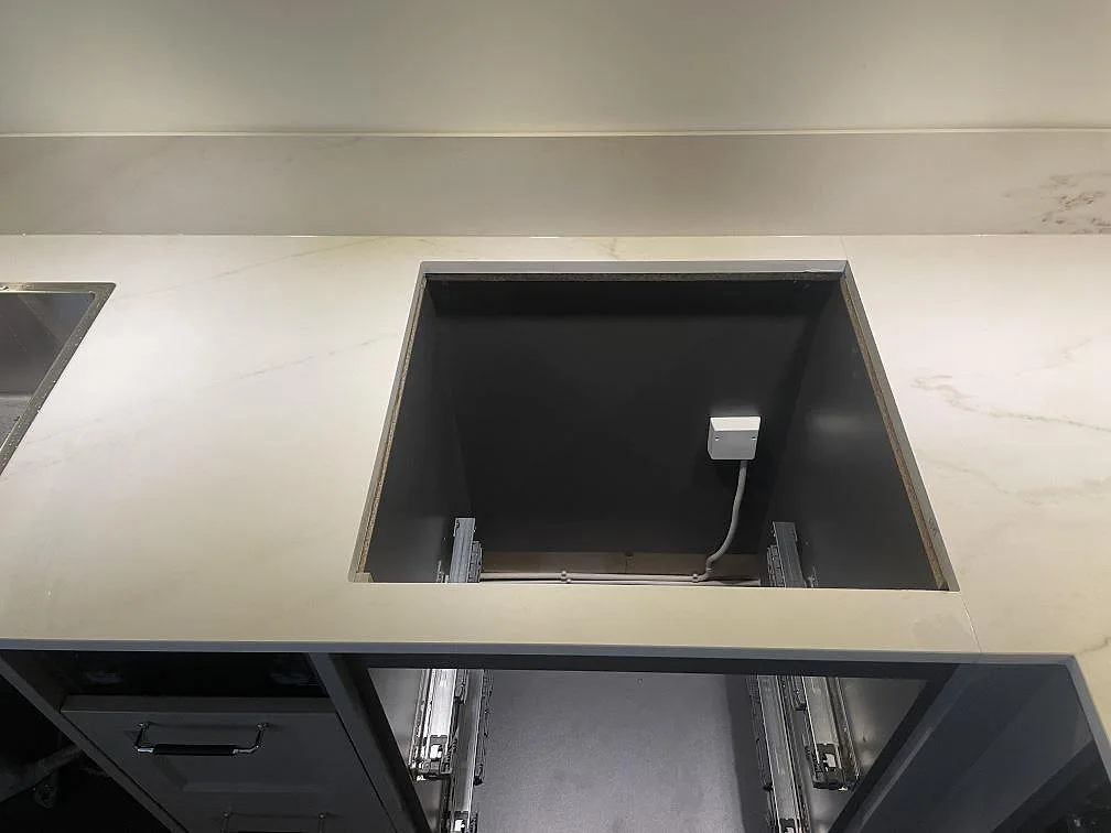 Köksbänkskiva i Dekton Rem (Velvet), matt keramik, med förberett hälluttag och stänkskydd i Åskloster.