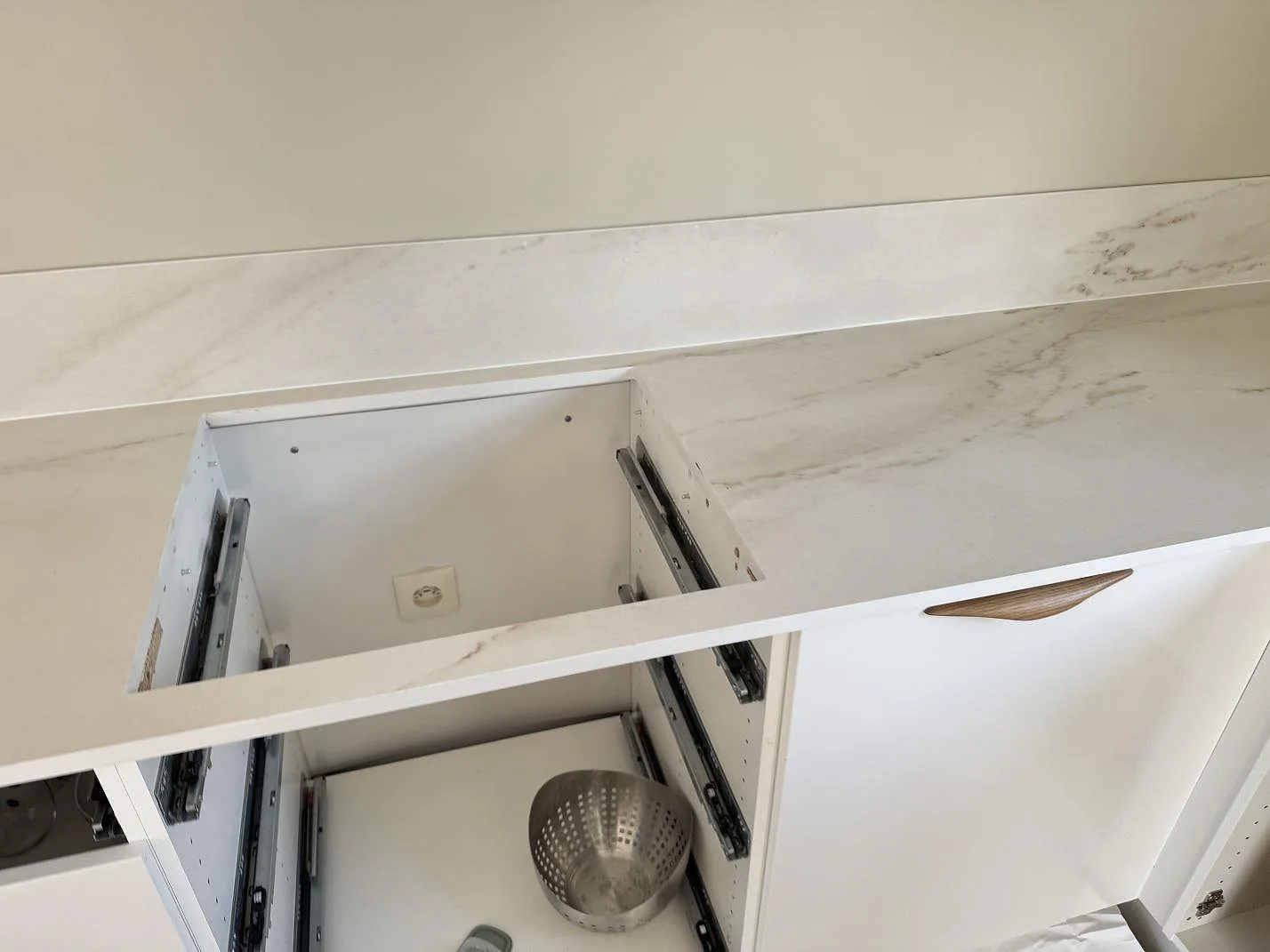 Detalj av hällöppning i matt Dekton Rem (Velvet), ljus keramisk köksbänkskiva med grå ådring och stänkskydd i Båstad.