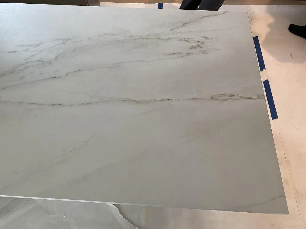 Ovanifrån av matt Dekton Rem Velvet köksbänkskiva med fin ådring under montering i Ellös.