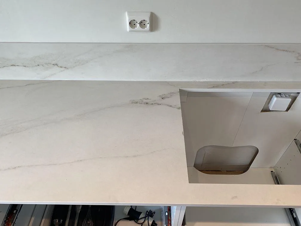 Matt Dekton Rem Velvet köksbänkskiva med urtag och stänkskydd över öppna stommar under montering i Ellös.