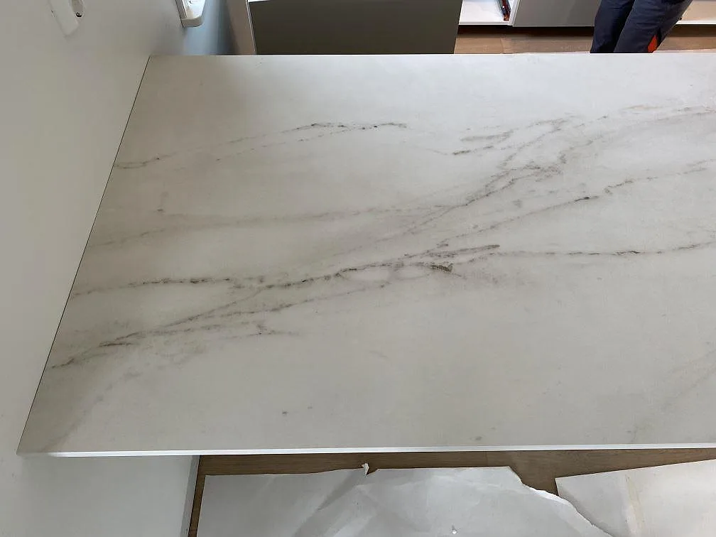 Matt Dekton Rem Velvet bänkskiva ovanifrån med diskret ådring i ett kök i Ellös.