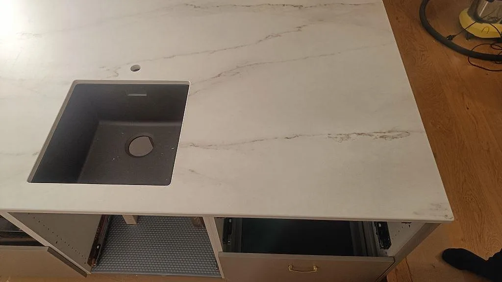 Matt Dekton Rem Velvet keramikbänkskiva med underlimmad diskho och tydlig grå ådring i ett kök i Eslöv.