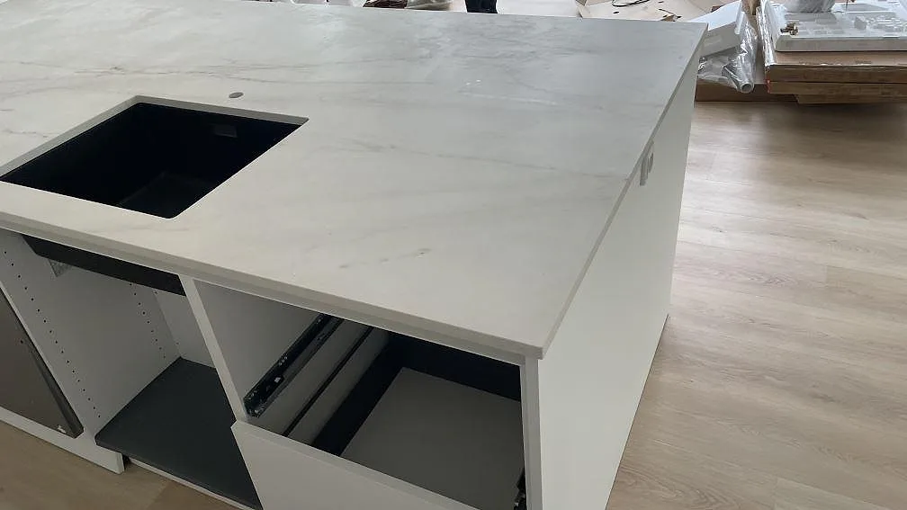 Köksö i matt Dekton Rem (Velvet) med svart diskho, ljus keramisk bänkskiva och öppna stommar i Hvidovre.