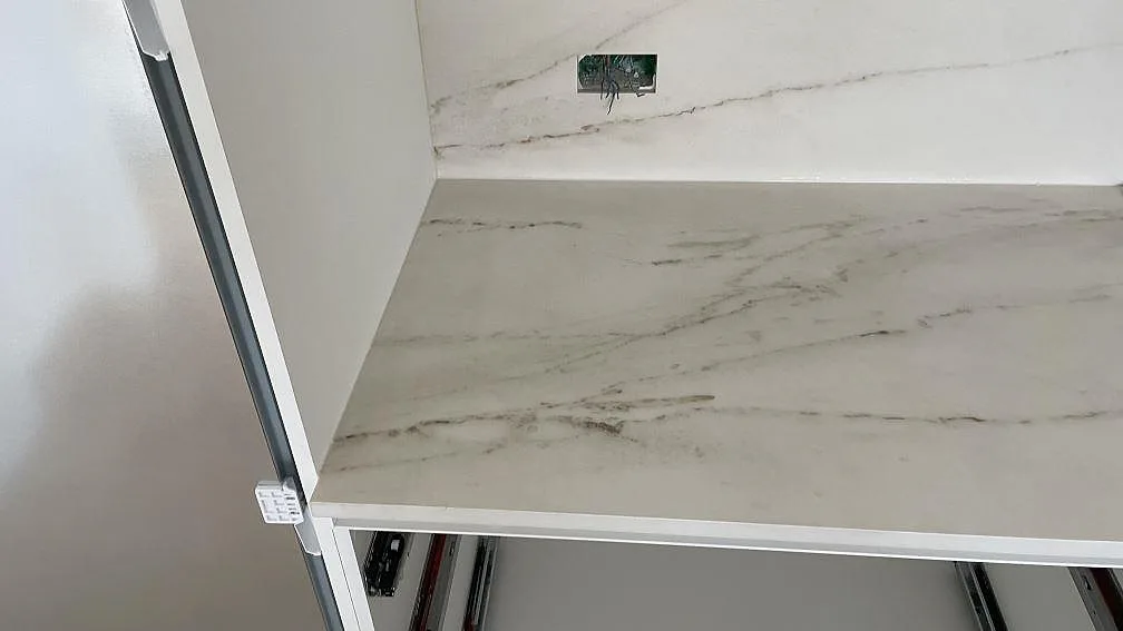 Bakre köksbänkskiva och stänkskydd i matt Dekton Rem (Velvet), ljus keramik med ådring i Hvidovre.