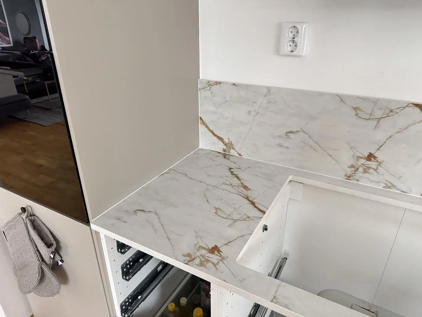 Matt köksbänkskiva i Dekton Reverie med stänkskydd runt diskhoöppningen i ett kök i Oxie.