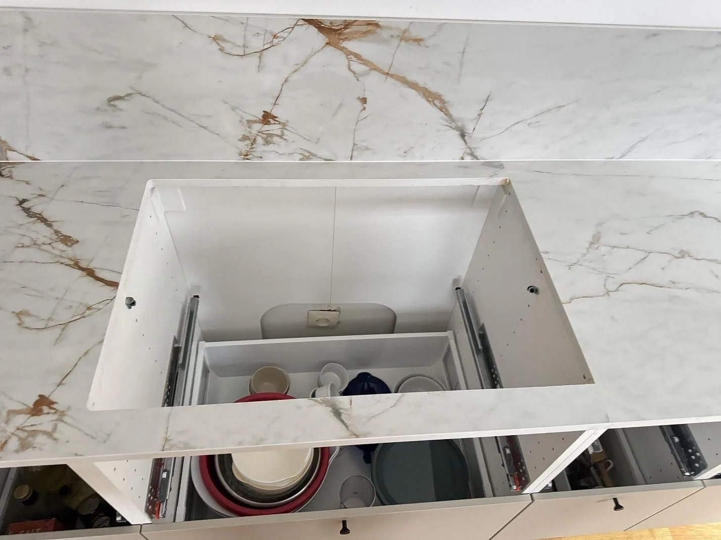 Topvy över diskhoöppning i matt Dekton Reverie med 8 mm stänkskydd bakom bänkskivan i Oxie.
