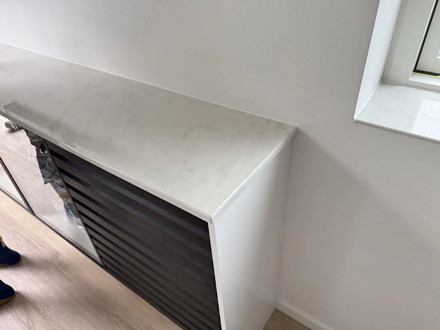 Polerad Dekton Salina skiva på möbel bredvid fönsterbänk i ett ljust rum i Ishøj.