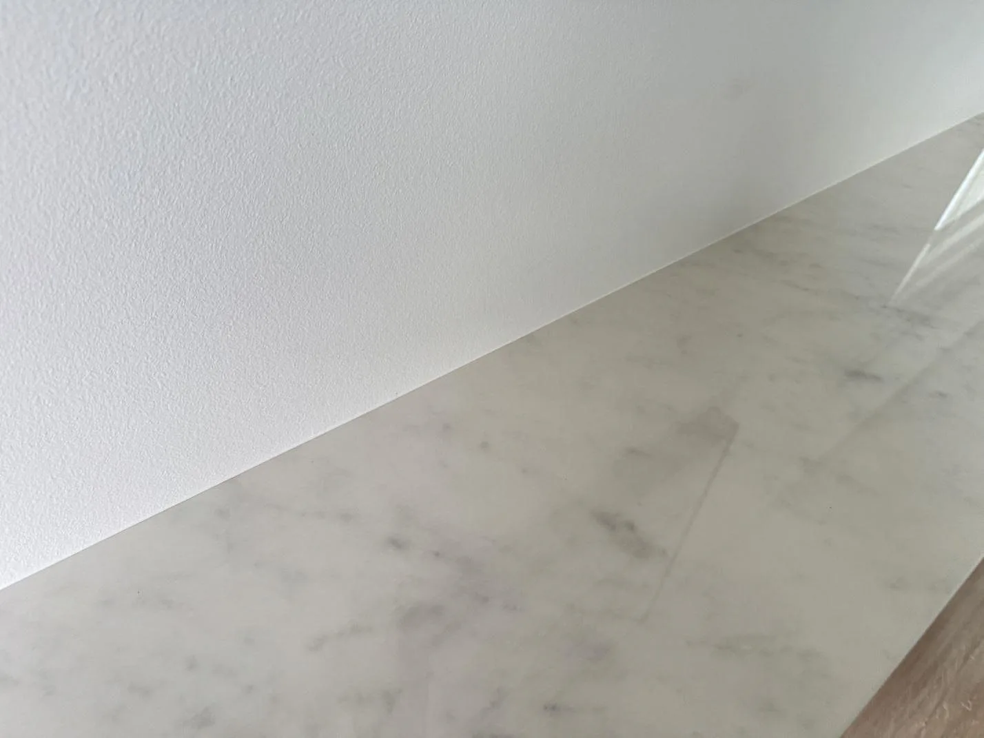 Närbild av polerad Dekton Salina keramik med ljus ådring på möbelskiva i Ishøj.