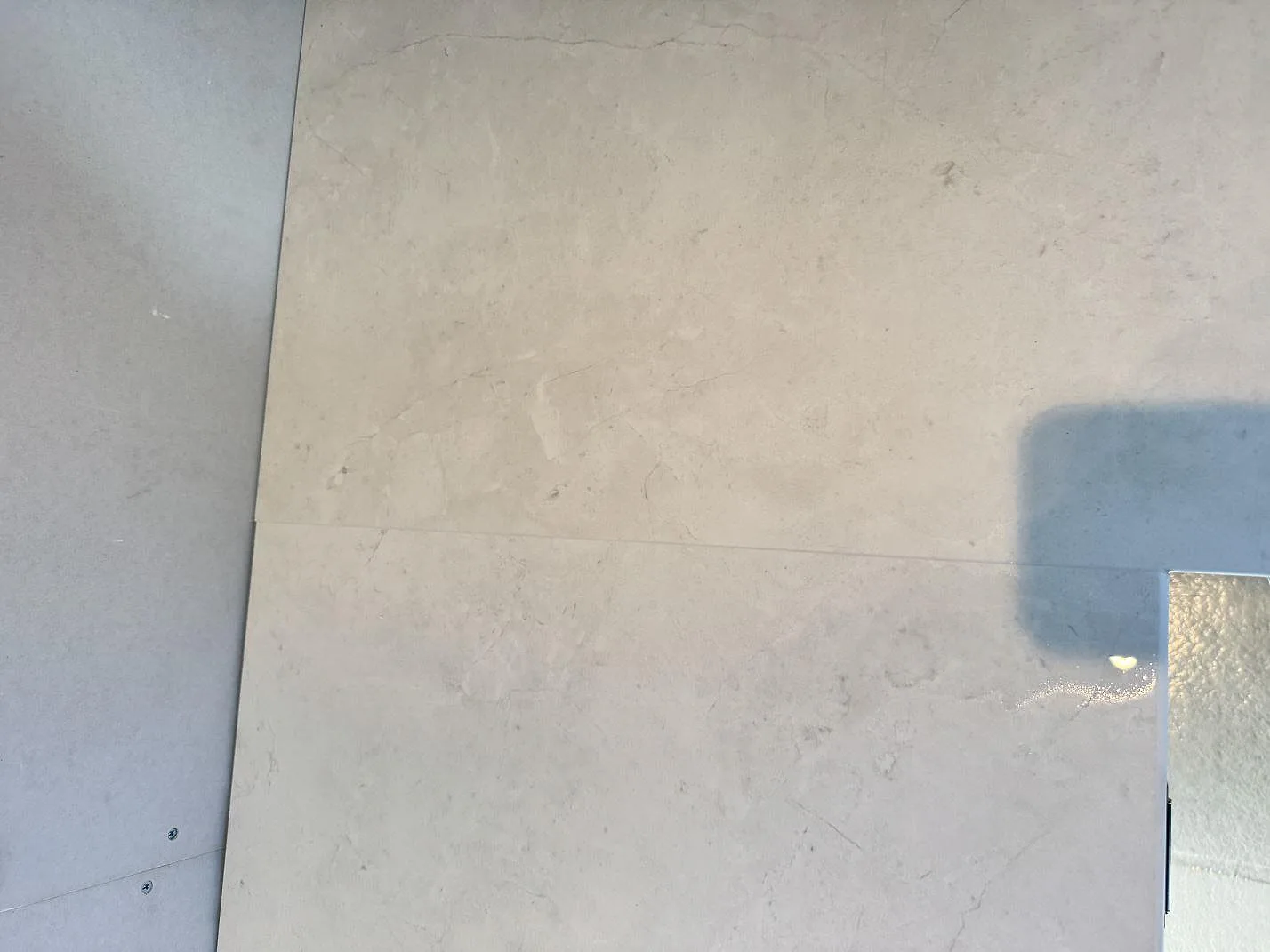 Ytdetalj av matt Dekton Sandik, ljus keramik med diskret ådring, monterad som köksbänkskiva i Malmö.