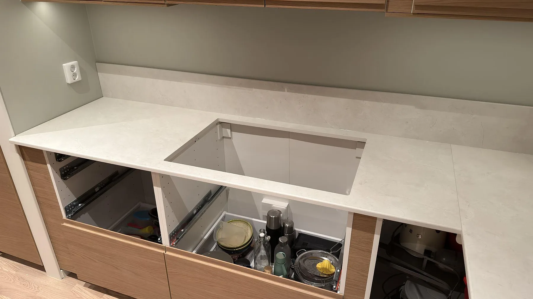 Matt Dekton Sandik köksbänk med underlimmad rostfri diskho och lågt stänkskydd i samma sten, Saltsjö-Boo.