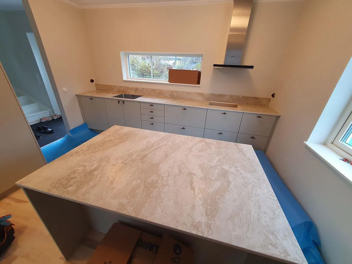 Köksö i Dekton Sarey med naturlig beige ådring sedd ovanifrån i ett kök i Segeltorp.