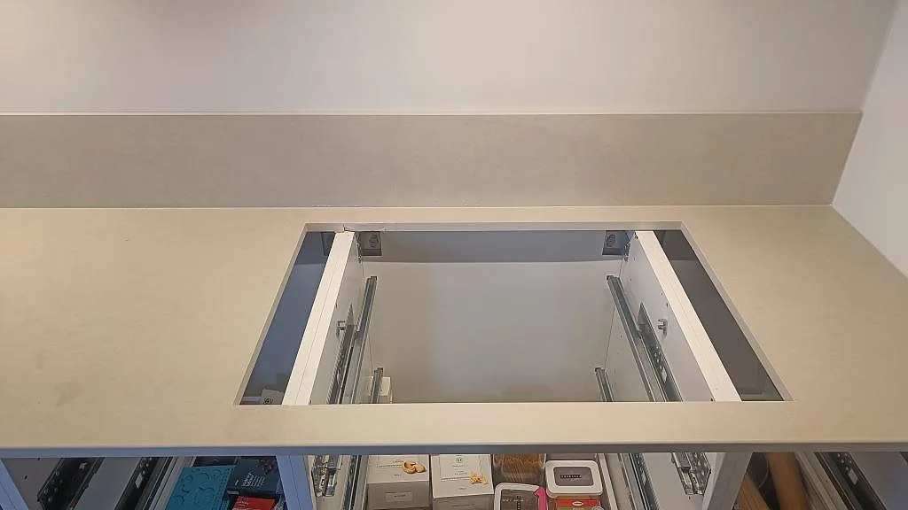 Detalj av hällurtag i en matt Dekton Sasea köksbänkskiva med stänkkant i Malmö.