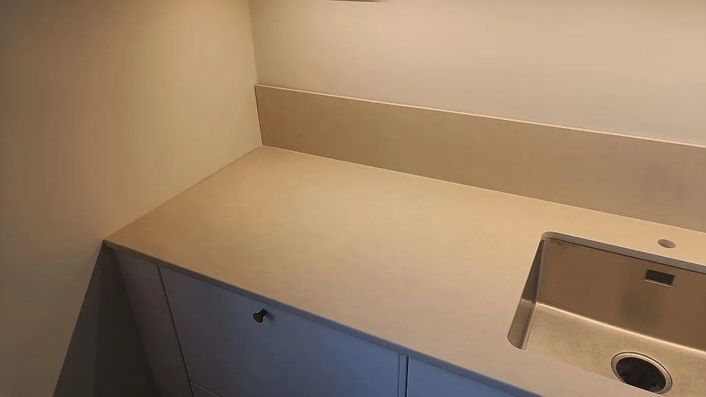 Vänster del av köksbänkskiva i Dekton Sasea med matt yta, diskho och stänkkant i Malmö.