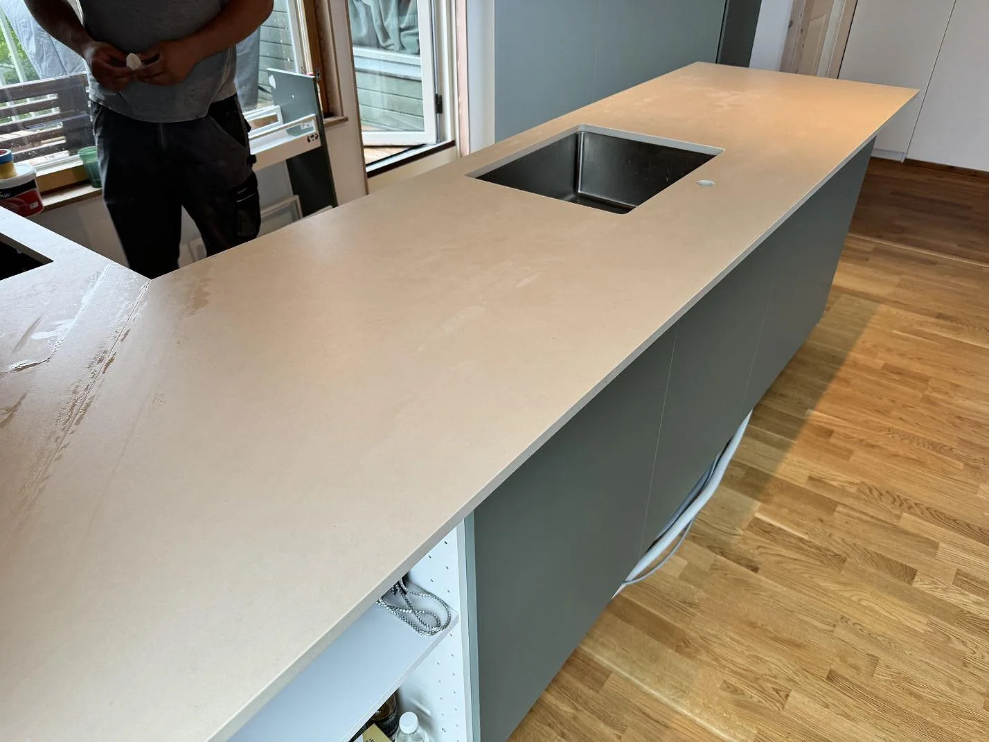 Köksbänkskiva i matt Dekton Sasea med underlimmad rostfri diskho och kranhål i ett kök i Malmö.