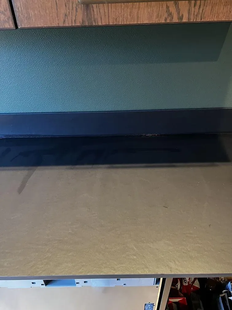 Närbild av den matta ytan på Dekton Sirius som köksbänkskiva, monterad mot mörk kant och öppen stomme i Karlshamn.