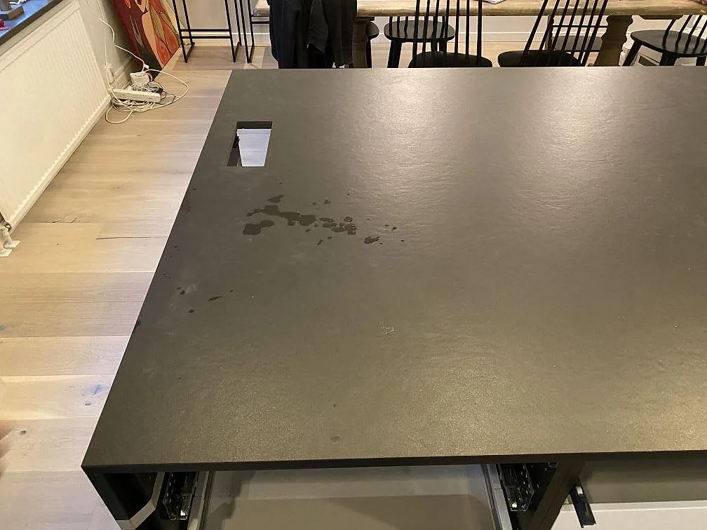 Köksö i matt Dekton Sirius keramik med kranhål, fotograferad under montering i ett kök i Oxie.