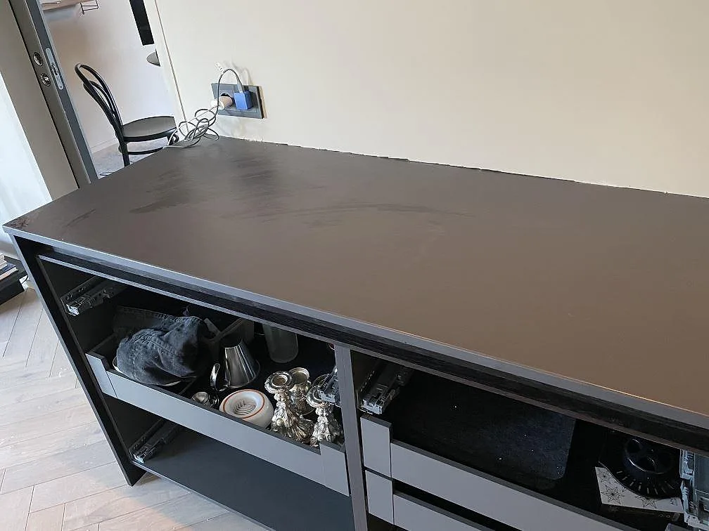 Bänkrad längs vägg i Dekton Sirius, matt mörk keramikbänkskiva, i ett kök i Särö.
