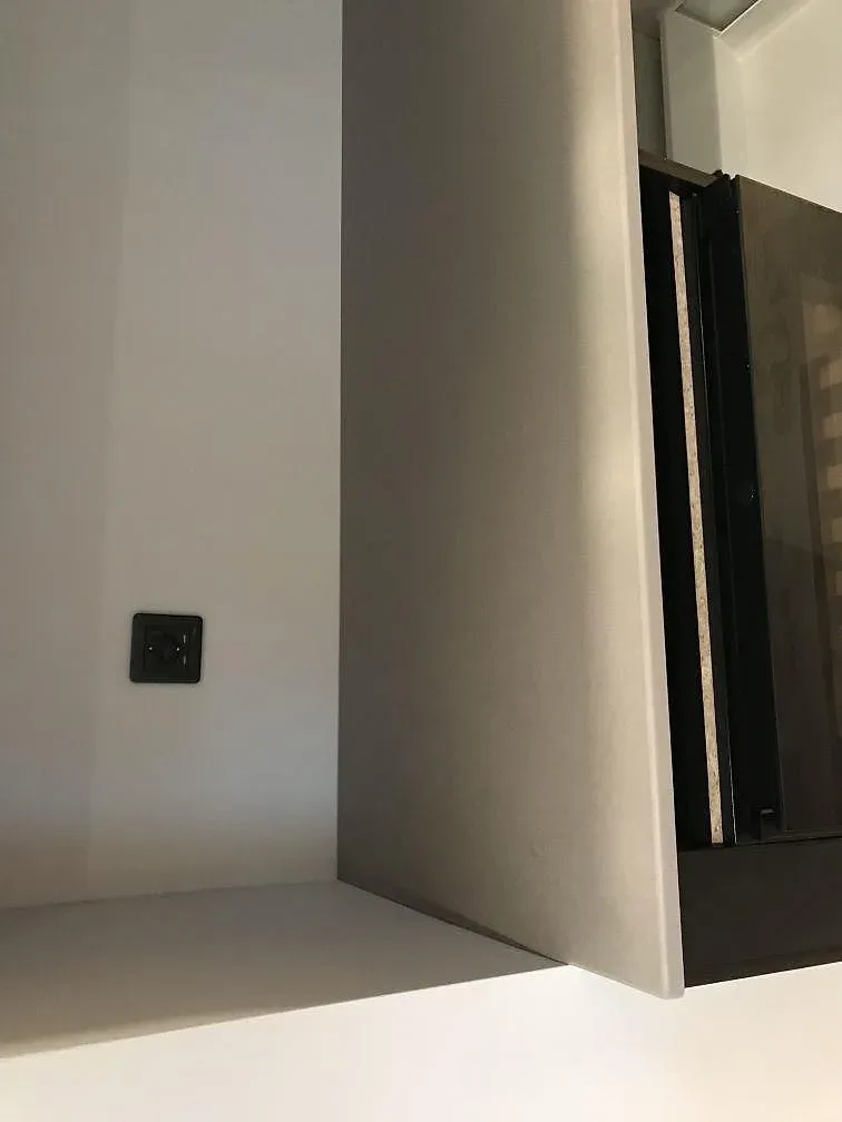 Köksö i Dekton Sirocco sedd uppifrån med ekgolv intill, matt beige keramikbänkskiva i ett kök i Tygelsjö.