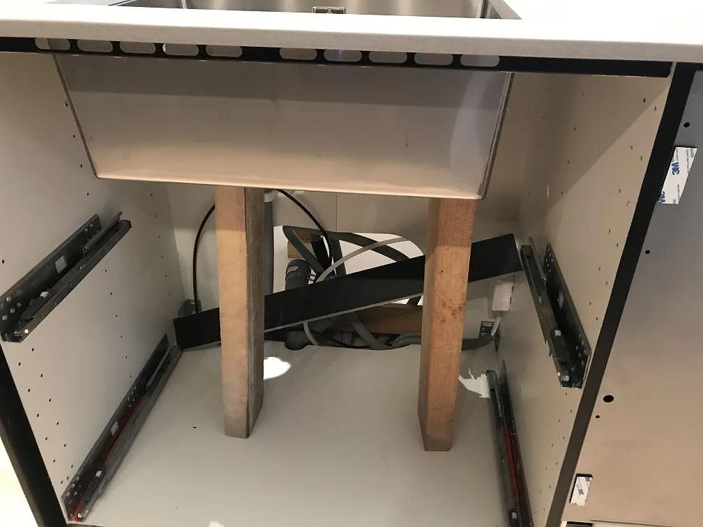 Köksbänkskiva i Dekton Sirocco, varmt beige matt keramik, monterad i situ längs en köksvägg i ett kök i Tygelsjö.