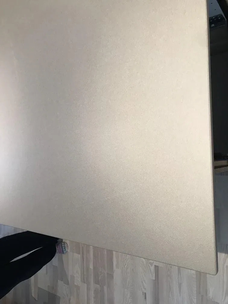 Köksö i Dekton Sirocco med matt beige keramikyta sedd uppifrån i ett kök i Tygelsjö.