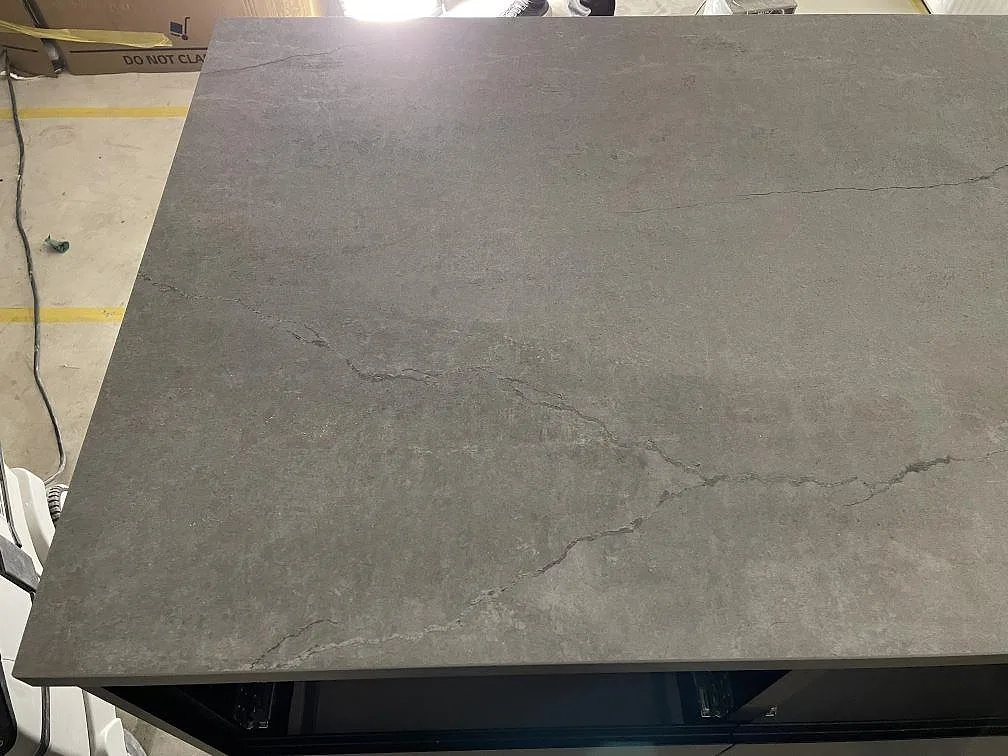 Bänkskiva i grå Dekton Soke uppifrån, matt yta med diskret ådring i betonglook i ett kök i Arrie.
