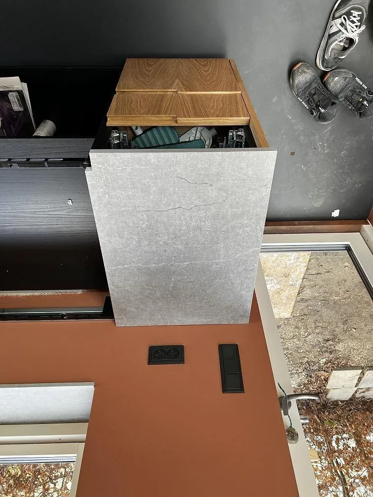 Köksö i Dekton Soke, matt betonglook i keramik, i ett kök under inredning i Brønshöj.