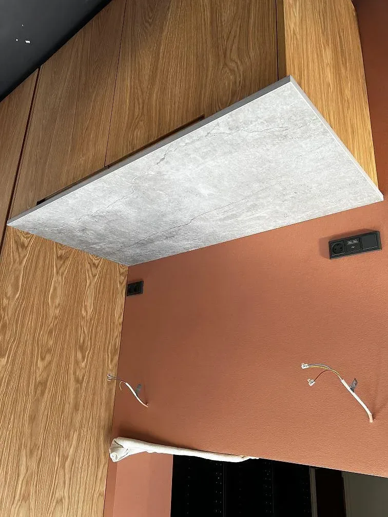 Bänkskiva och köksö i Dekton Soke keramik med subtil ådring, mid-install i ett kök i Brønshöj.