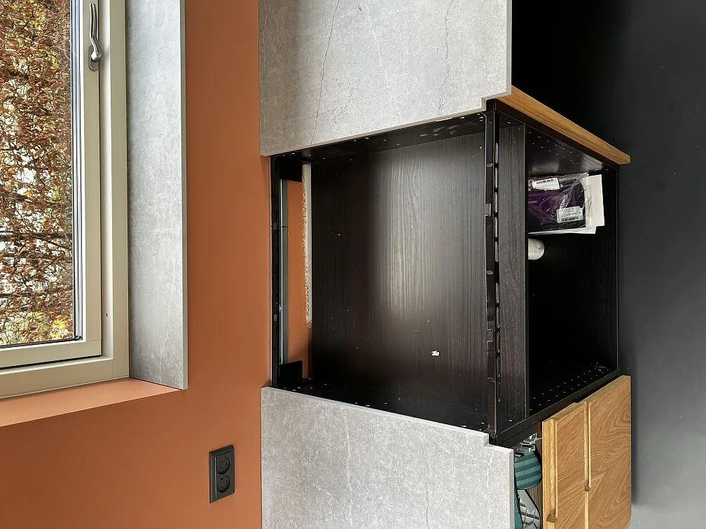 Köksbänkskiva i Dekton Soke, matt greige keramik, monterad vid fönstret i ett kök under installation i Brønshøj.