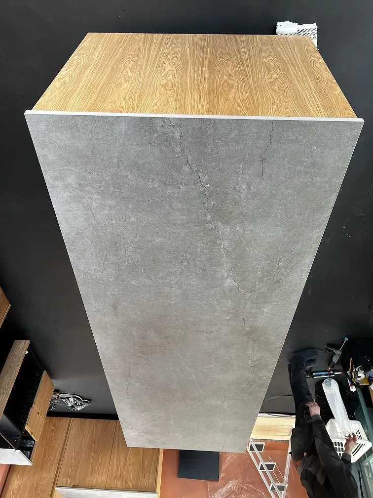 Köksö med bänkskiva i Dekton Soke, matt ljusgrå keramik med mjuk melering, i ett kök i Brønshöj.