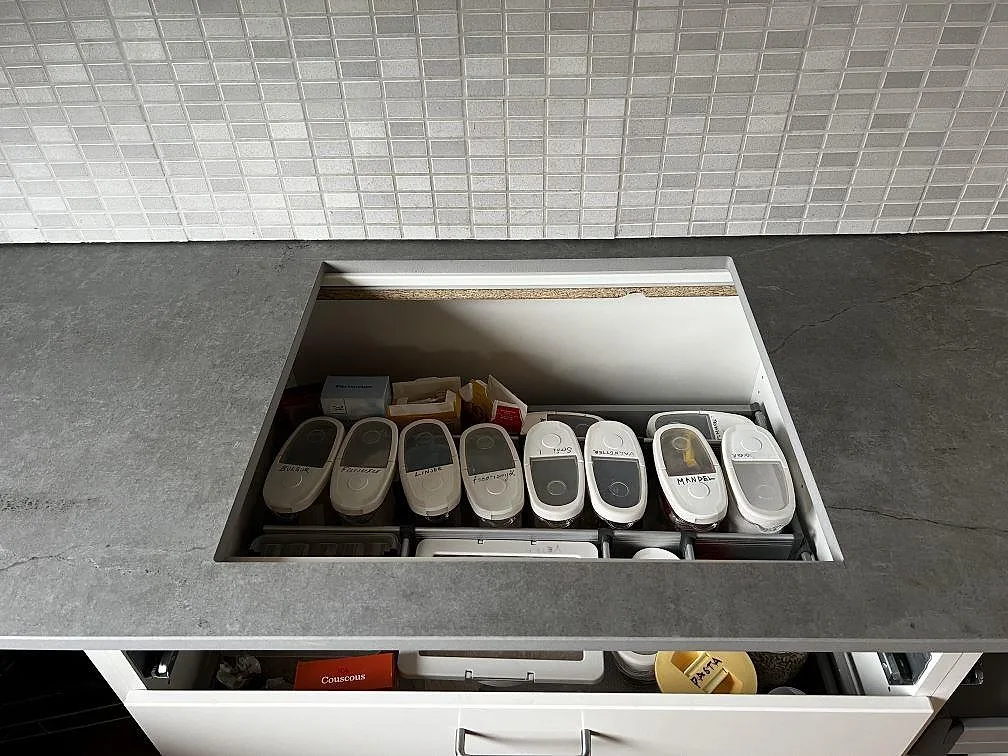 Utskuren öppning för häll i en grå matt Dekton Soke köksbänkskiva med vit köksinredning i Kyrkesund.