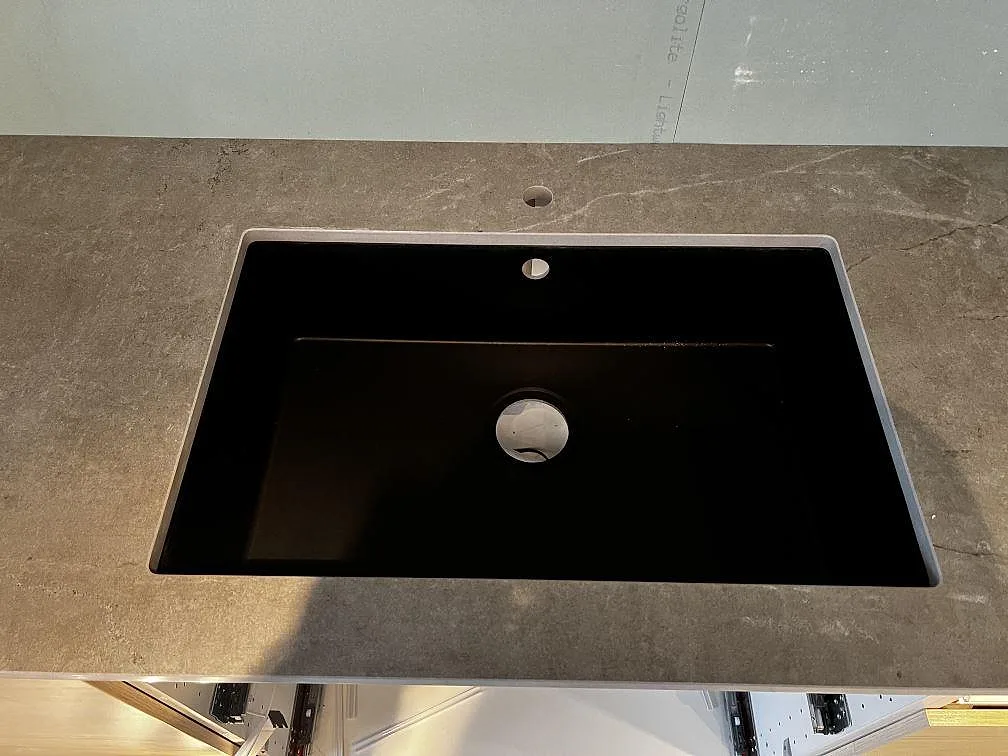 Svart övermonterad diskho i köksbänkskiva av Dekton Soke, matt grå keramik, i Löddeköpinge.