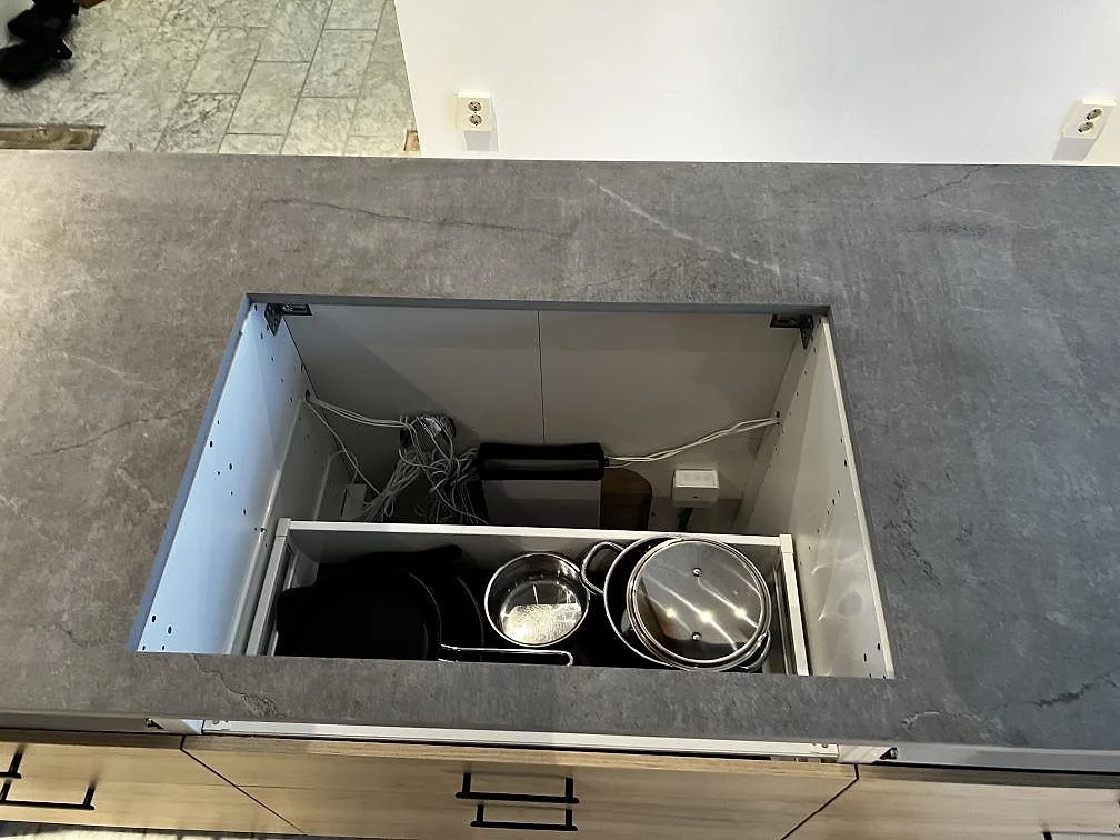 Topvy av köksö i Dekton Soke, matt keramik, med stor öppning i stenen under montering i Löddeköpinge.