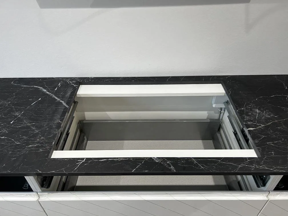 Hällurtagning i polerad Dekton Somnia köksbänkskiva med vita ådringar och vit köksinredning i Ballerup.