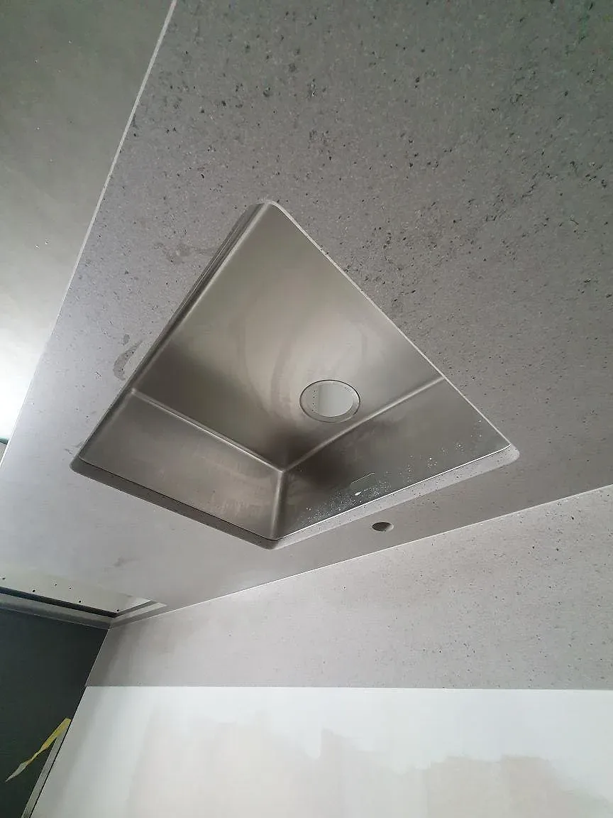 Underlimmad rostfri diskho infälld i köksbänkskiva av matt Dekton Strato i Svärdsklova Nyköping.