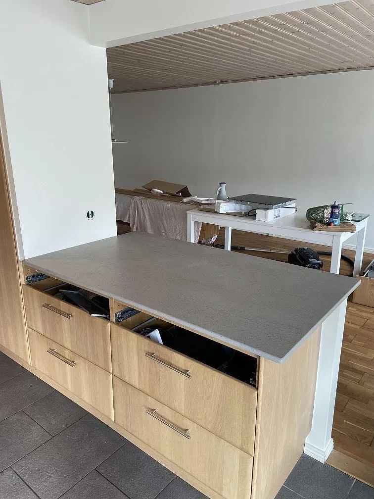 Matt Dekton Strato som köksbänkskiva på trästommar under montering i Trelleborg.