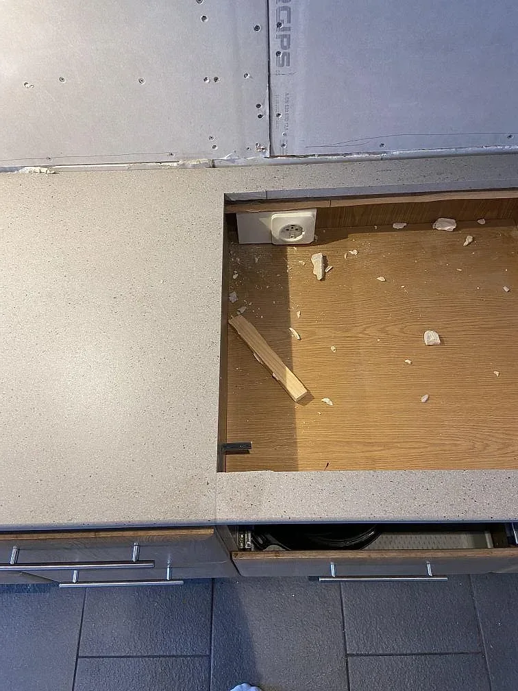 Bänkskiva i matt Dekton Strato med utsågning ovanför trästomme i ett kök i Trelleborg.