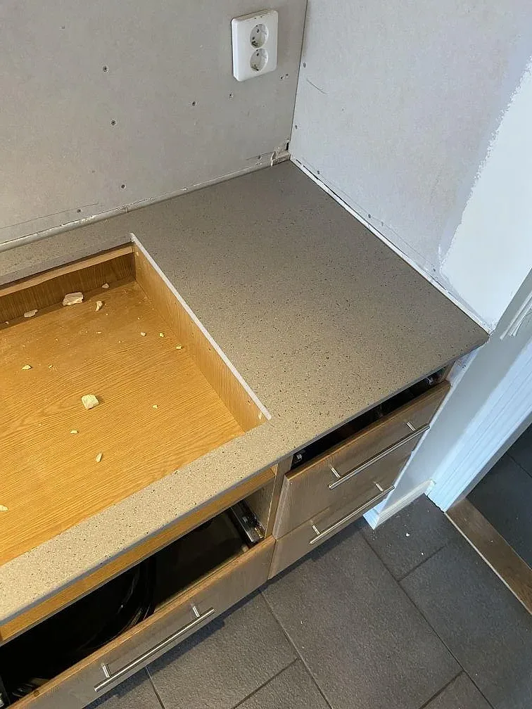 Matt Dekton Strato med öppet urtag och trästomme under pågående köksmontering i Trelleborg.