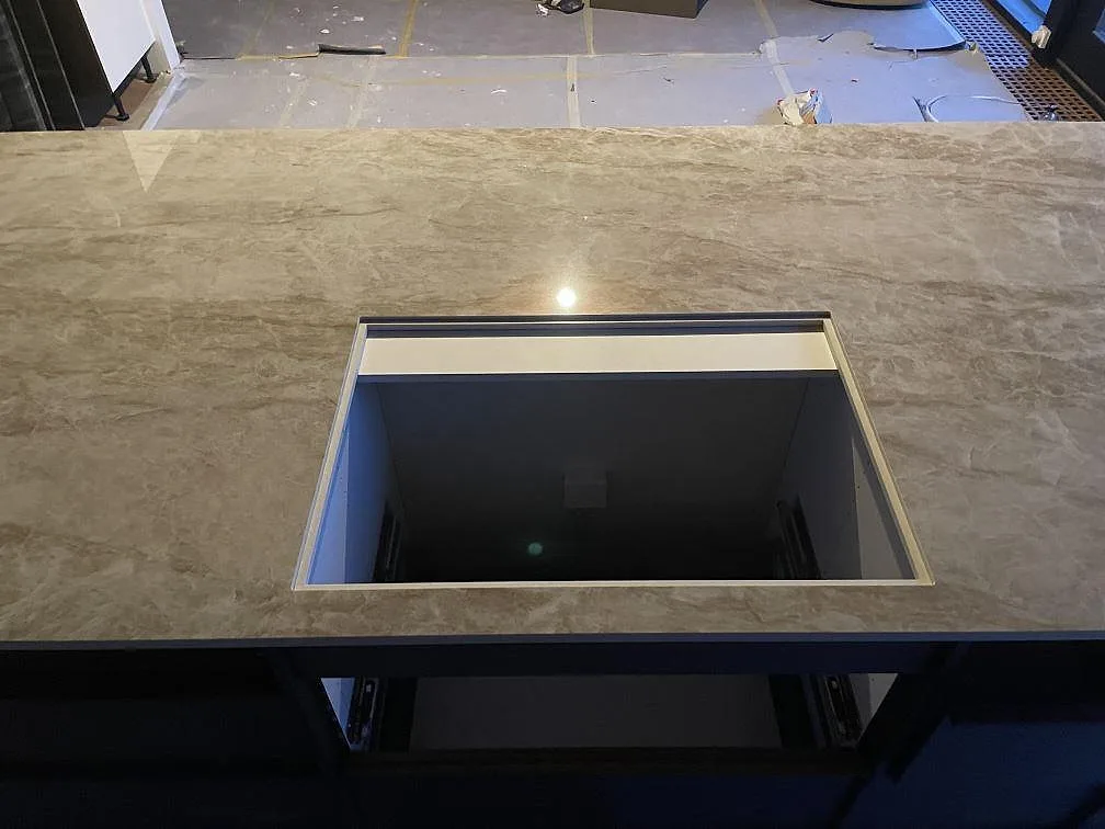 Bänkskiva i Dekton Taga sedd ovanifrån med ett rektangulärt urtag i den polerade beige keramikytan i ett kök i Gentofte.
