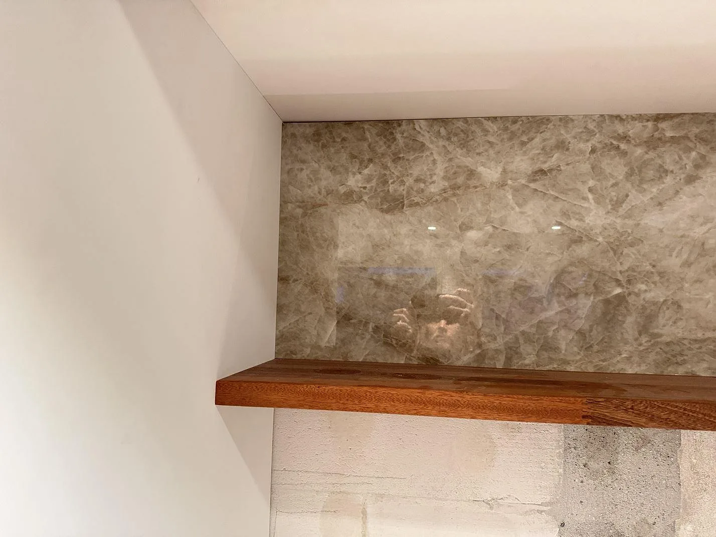 Blank väggbeklädnad i Dekton Taga med tydlig ådring och trädetalj i köket i Glostrup.