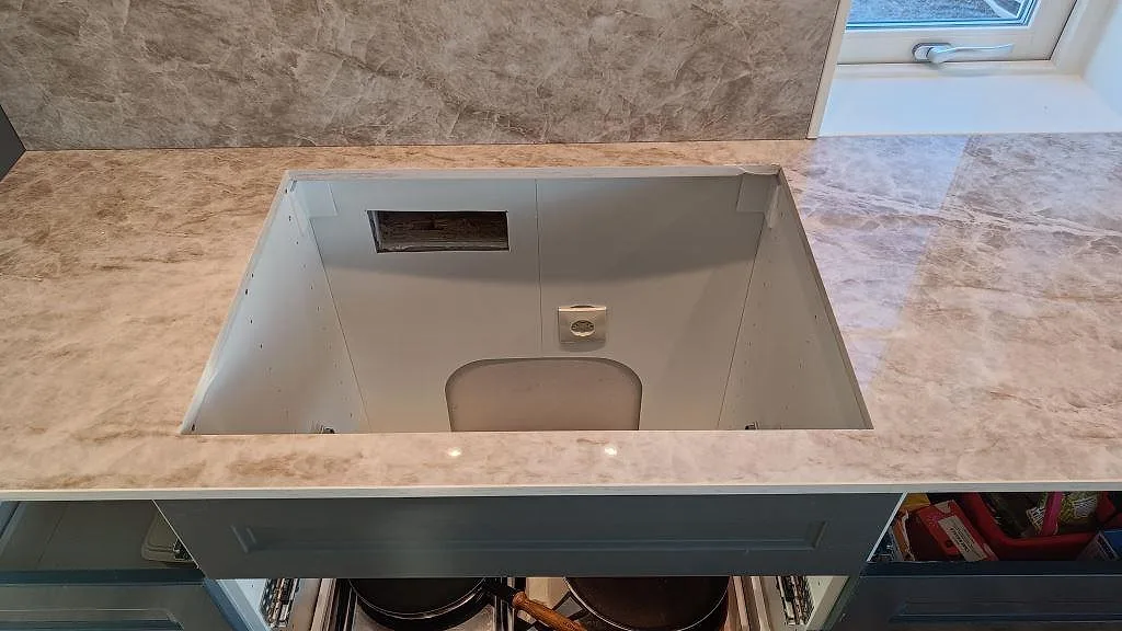 Dekton Taga köksbänkskiva sedd ovanifrån vid fönstret i ett kök i Grästorp med urtag för inredning.